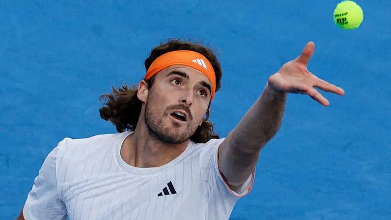 Stefano Tsitsipas no ATP de Doha 2026 (Foto: Karim JAAFAR / AFP)