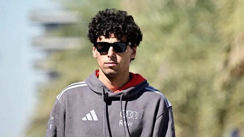 Gabriel Bortoleto caminha pelo paddock no Circuito Internacional do Bahrein (Foto: Giuseppe Cacace/ AFP)