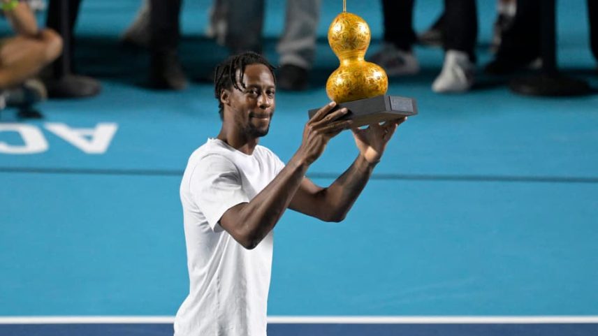 O francês Gael Monfils ergue troféu em homenagem aos 20 anos de participação no ATP 500 do México 2026, na Arena GNP Seguros, em Acapulco, em 26 de fevereiro de 2026 (Foto: Alfredo Estrella/AFP)