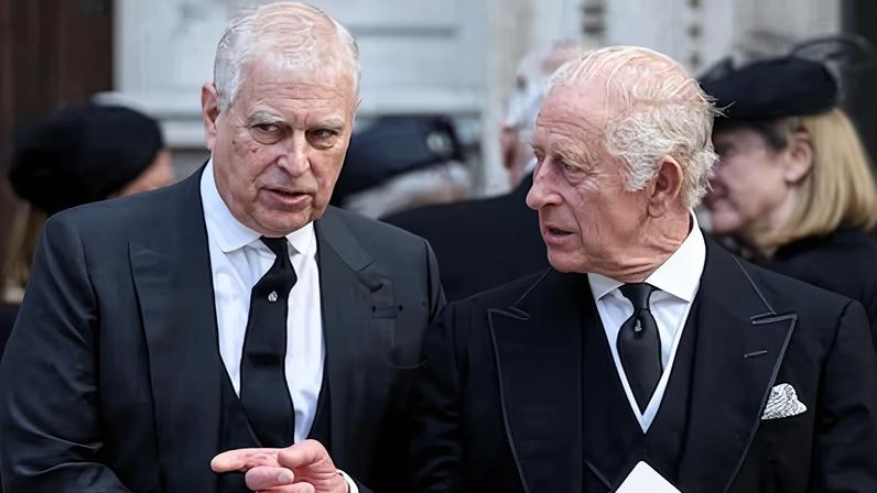 Andrés Mountbatten Windsor (izquierda), hablaba con el rey Carlos de Inglaterra, el pasado 16 de septiembre en Londres.