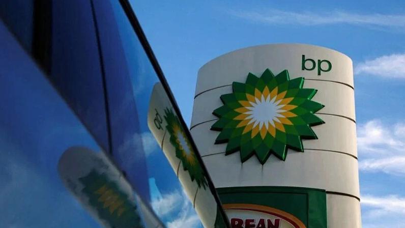 Logotipo da BP refletido na janela de um carro em um posto de gasolina em Londres