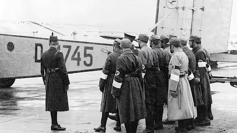 Miembros de la organización fascista SA sirviendo como policías auxiliares ocupando el aeródromo de Tempelhof en 1933.