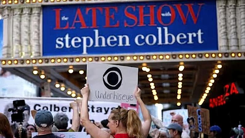 Protesta por el anuncio de cancelación del programa de Colbert, el 21 de julio pasado en Nueva York.