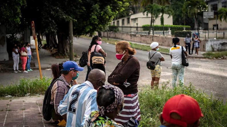 Familiares de detenidos tras las protestas del 11 de julio esperan fuera de el corte, en La Habana, en enero de 2022.
