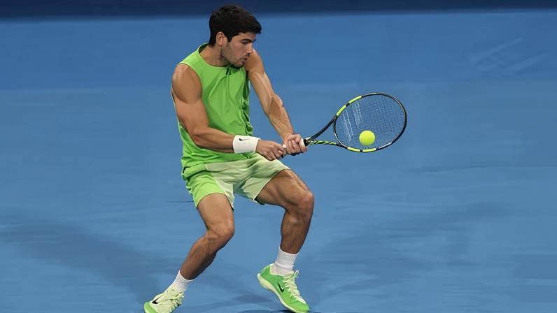 Carlos Alcaraz durante la final del torneo ATP 500 de Doha ante Fils.