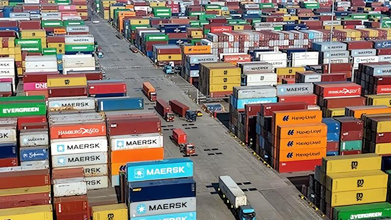 Terminal de contenedores del puerto de Qingdao, en la provincia china de Shandong, el pasado viernes.