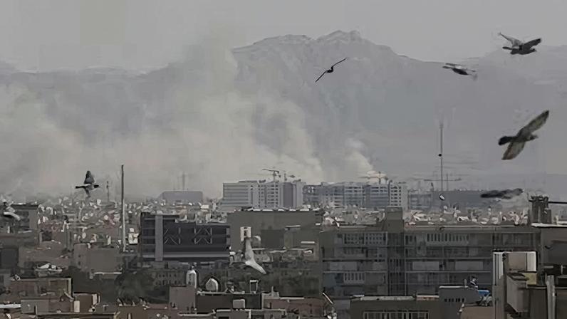 Columnas de humo en Teherán este sábado después del ataque de Israel y Estados Unidos.