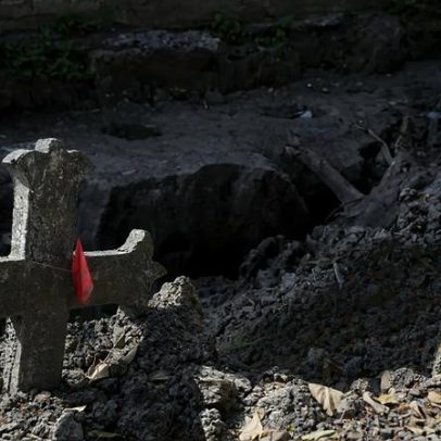 Colômbia identifica restos de padre de grupo rebelde morto em 1966