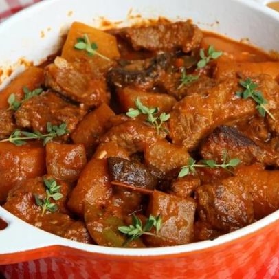 Carne na panela de pressão ganha 7 receitas para o jantar