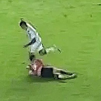 Lance contestado em Santos x São Paulo pelo Brasileirão