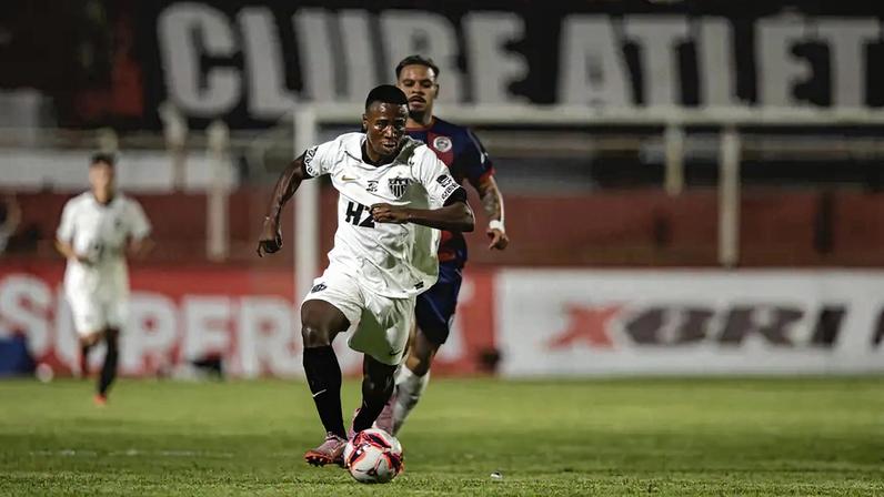 Alan Minda contra o Itabirito (Foto: Pedro Souza / Atlético)