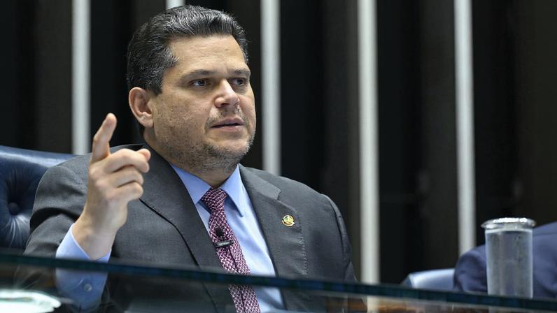 Presidente do Senado, Davi Alcolumbre, indicou a aliados que não pretende instalar uma CPI exclusiva para investigar o Banco Master (Foto: Marcos Oliveira/Agência Senado)