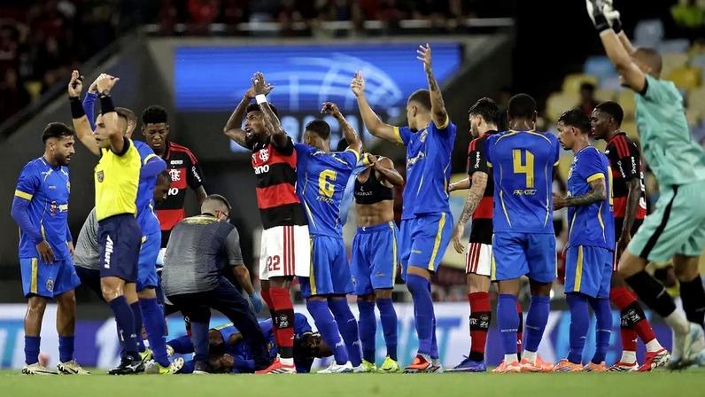 Jogadores do Flamengo e Sampaio Corrêa chamam médicos para atender Alexandre (Foto: André Mourão/AGIF/Gazeta Press)