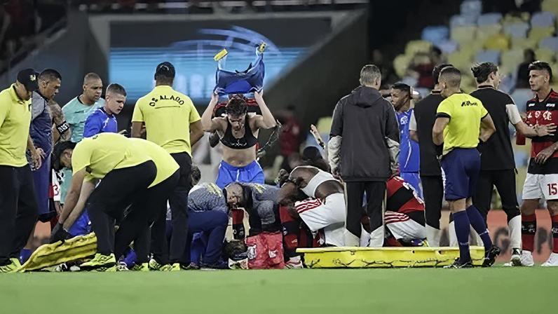 Alexandre, jogador do Sampaio Corrêa-RJ, convulsionou em campo contra o Flamengo