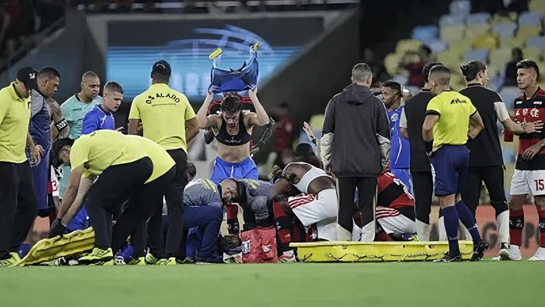 Alexandre, jogador do Sampaio Corrêa-RJ, convulsionou em campo contra o Flamengo