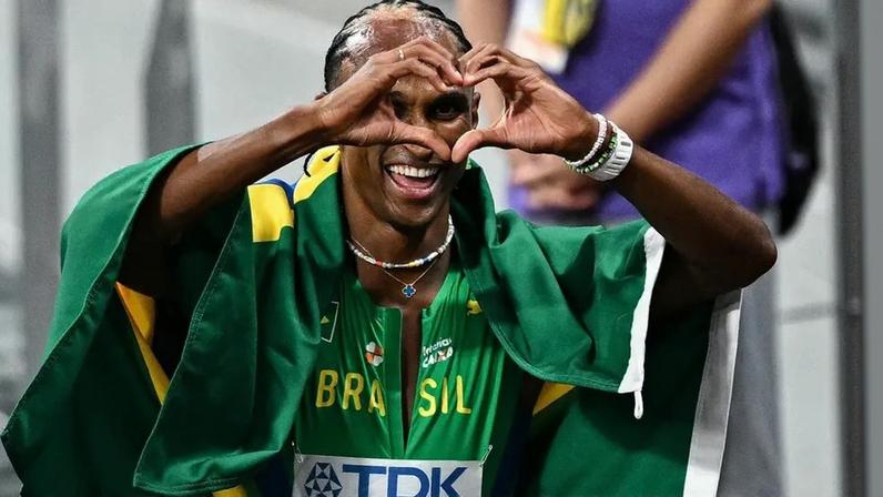 Alison dos Santos foi medalha de prata nos 400m com barreiras do Mundial de Tóquio (Foto: Philip Fong/ AFP)