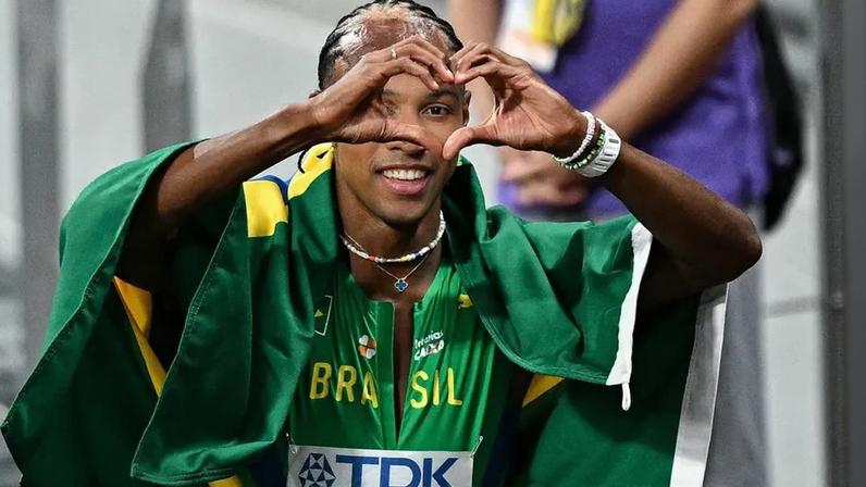 Alison dos Santos foi medalha de prata nos 400m com barreiras do Mundial de Tóquio (Foto: Philip Fong/ AFP)