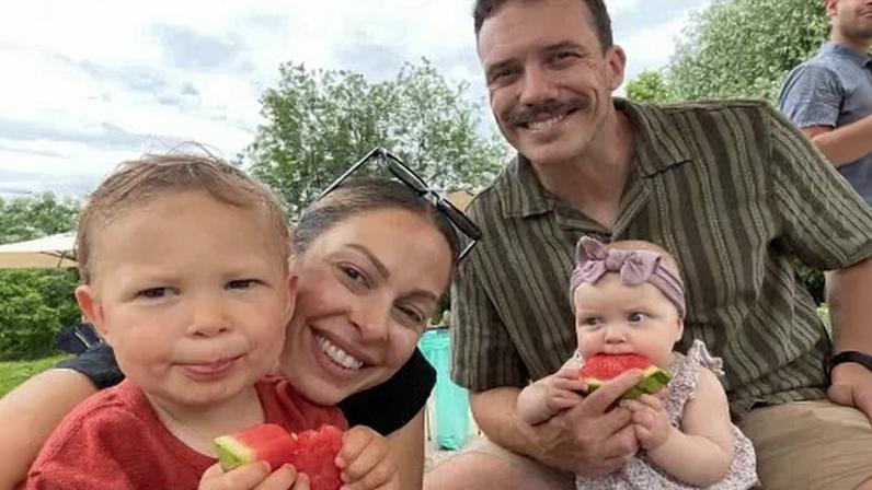 Amanda Meyer Barkley, natural da Louisiana, com seu marido Blake, que conheceu em Praga, e seus dois filhos