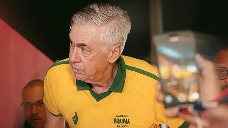 Léo Santana questiona Ancelotti sobre Neymar em bloco de Salvador