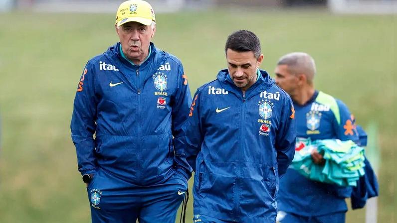 Carlo Ancelotti e Rodrigo Caetano durante treino da Seleção Brasileira (Foto: Rafael Ribeiro / CBF)