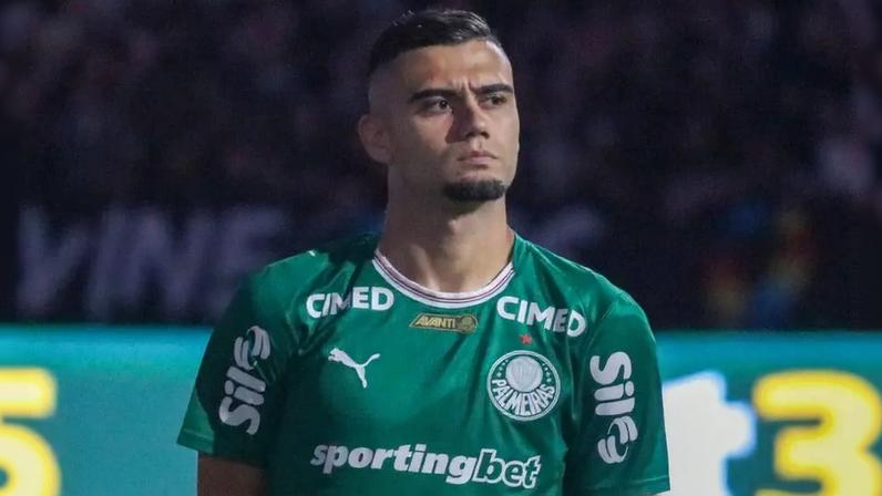 Andreas Pereira, jogador do Palmeiras, no Hino Nacional (Foto: Theo Daolio/Ekobanpress/Gazeta Press)