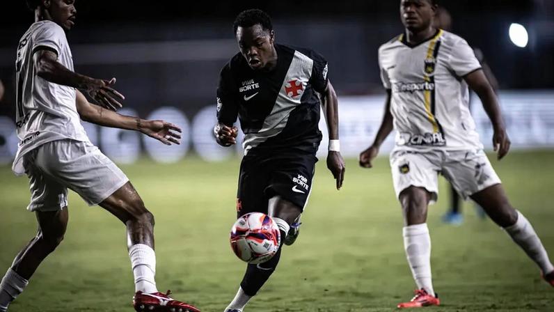 Andrés Gómez dribla defensor do Volta Redonda em jogo do Carioca (Foto: Matheus Lima / Vasco)