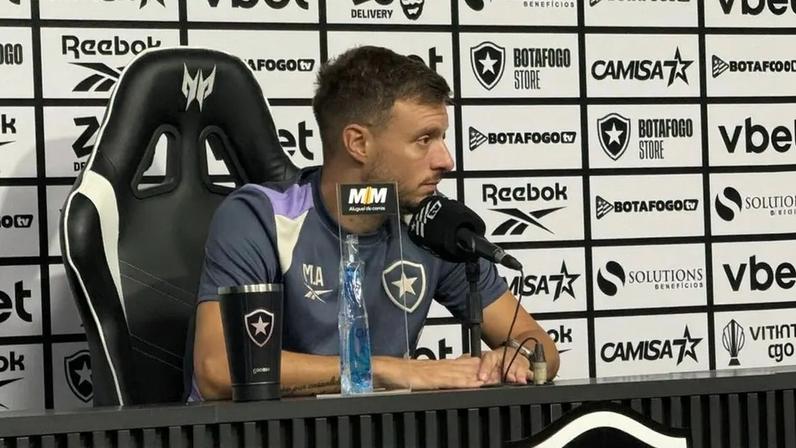 Martín Anselmi em entrevista coletiva após derrota do Botafogo (Foto: Maurício Luz / Lance!)