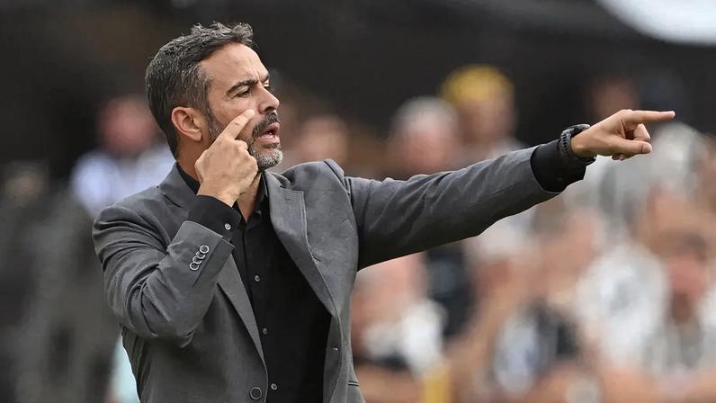 Artur Jorge orienta Botafogo na final da Libertadores contra o Atlético-MG (Foto: Luis Robayo/AFP)