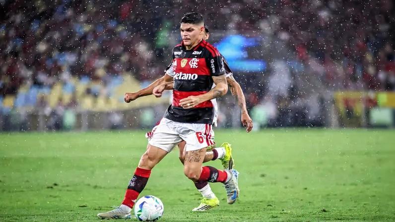 Ayrton Lucas durante duelo entre Flamengo e Lanús, pela Recopa Sul-Americana (Foto: Mauro Silva/Prime Fotografias/MyPhoto Press/Gazeta Press)