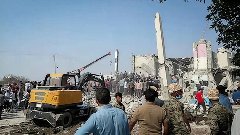 Equipos de rescate y residentes buscan entre los escombros de la escuela de primaria bombardeada en Minab, en el sur de Irán, este sábado.