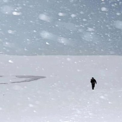 Soldados e máquinas de neve no Japão enfrentam tempestades de inverno mortais