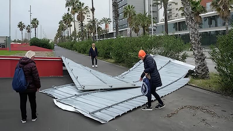 Unas planchas metálicas derribadas por el viento en Barcelona, este viernes.
