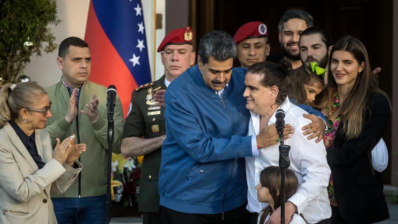 Nicolás Maduro y Alex Saab en el Palacio de Miraflores, en Caracas, el 20 de diciembre de 2023.