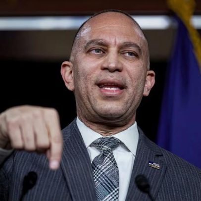 Réu perdoado do Jan. 6 admite ter ameaçado o líder democrata Jeffries