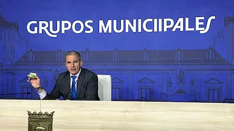 El portavoz de Vox en el Ayuntamiento, Javier Ortega Smith, en la rueda de prensa previa al pleno, este lunes.