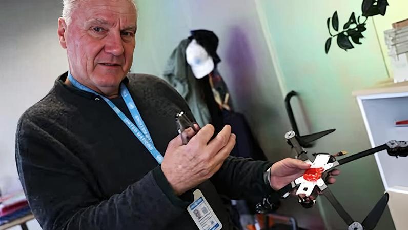 Matthias Schmale, jefe de Naciones Unidas en Ucrania, sostiene un dron durante la entrevista con EL PAÍS este lunes en Kiev.