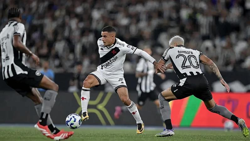 Vasco busca virada de chave, e Botafogo preserva elenco (Foto: Thiago Ribeiro/Agif/Gazeta Press)
