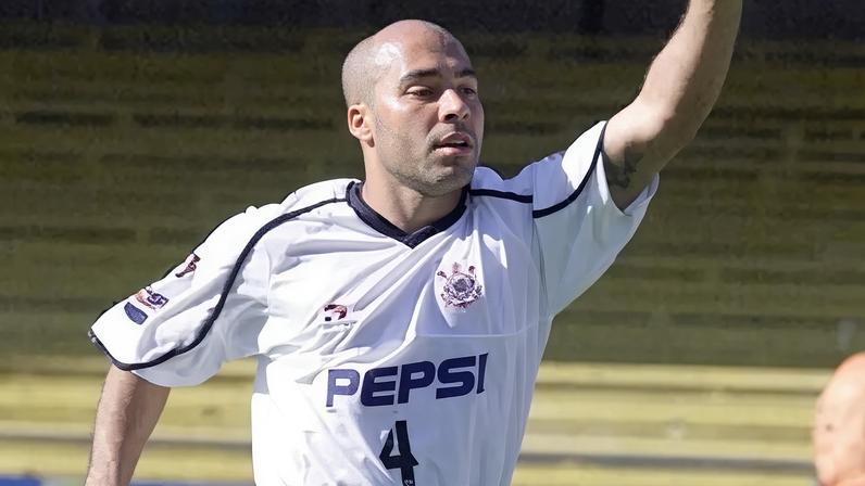 Batata em ação pelo Corinthians no fim dos anos 1990, período em que integrou a defesa de um dos times mais vitoriosos do clube. (Reprodução)