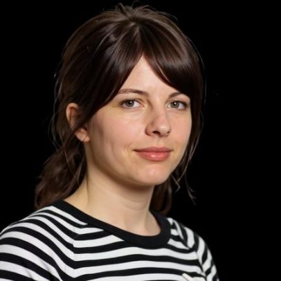 Mais de 40 sabem se divertir, diz cartum de Becky Barnicoat