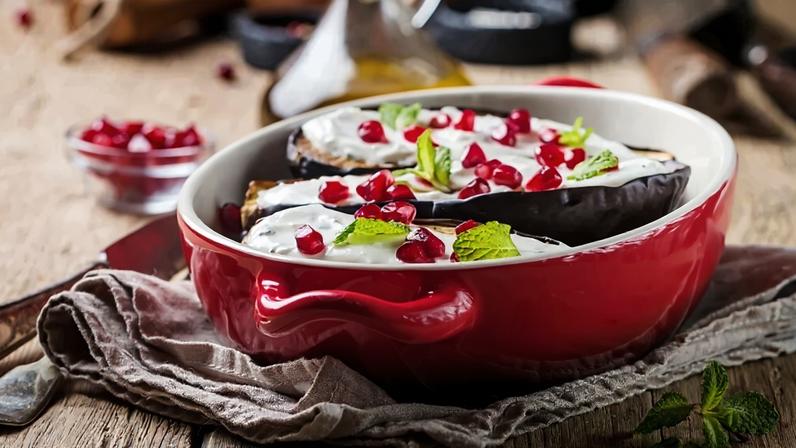 Berinjela assada com molho de iogurte e romã (Imagem: Goskova Tatiana | Shutterstock)