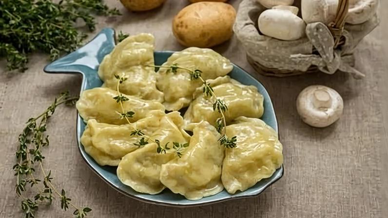 Bolinhos recheados de cogumelo e batata em travessa azul com formato de peixe