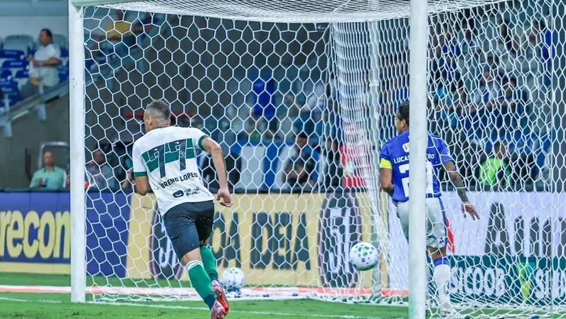 Breno Lopes comemora gol em Cruzeiro 1x2 Coritiba, pelo Campeonato Brasileiro 2026. Foto: Samuel Ramos/Pera Photo Press/Gazeta Press