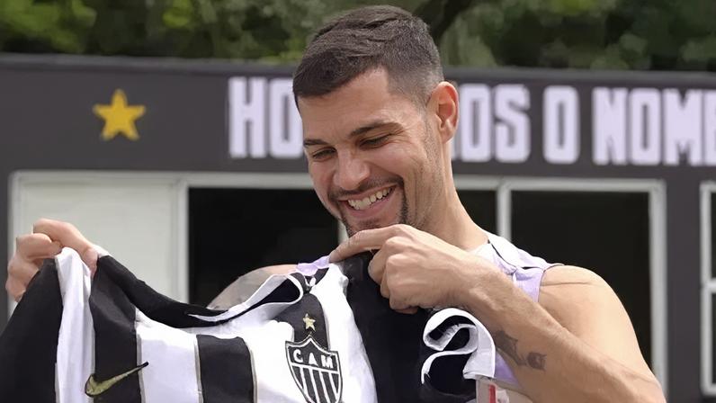 Bruno Guimarães recebe camisa do atlético-mg