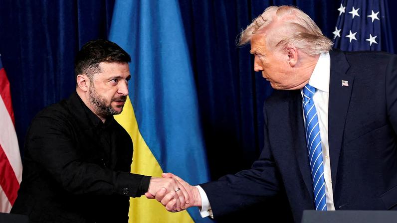 U.S. President Donald Trump and Ukrainian President Volodymyr Zelenskiy shake hands during a press conference after their lunch meeting at Trump’s Mar-a-Lago club, in Palm Beach, Florida, U.S., December 28, 2025. REUTERS/Jonathan Ernst/File Photo