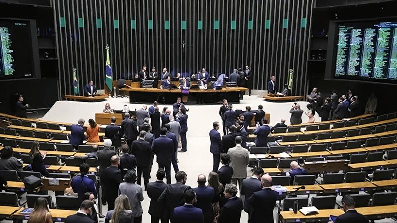 Deputados durante votações no plenário