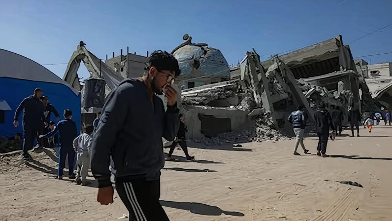 Restos de la mezquita de Al Huda, destruida en un ataque de Israel, este viernes, día del rezo del primer viernes de Ramadán, en Jan Yunis, en la franja de Gaza.