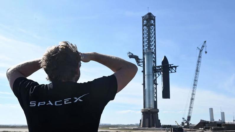 Elon Musk diz que quer levar o desenvolvimento de novas capacidades de IA para o espaço (Foto: Timothy A. Clary/AFP via Getty Images)
