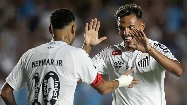 Jogadores do Santos celebram gol em partida contra o Velo Clube.