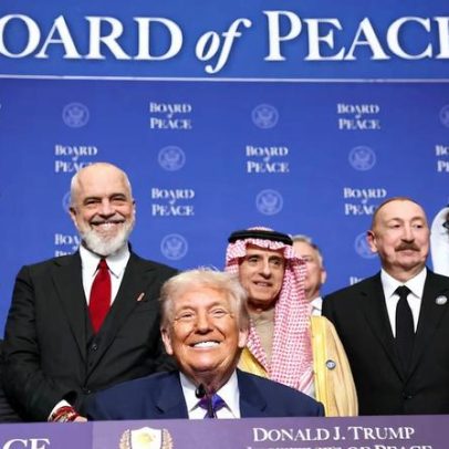 Trump mescla diplomacia e bajulação em reunião do conselho pela paz