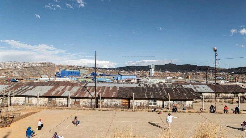 Children in Cerro de Pasco play every day next to the giant mining pit that has taken over the town. Image courtesy of Cristina Hara.